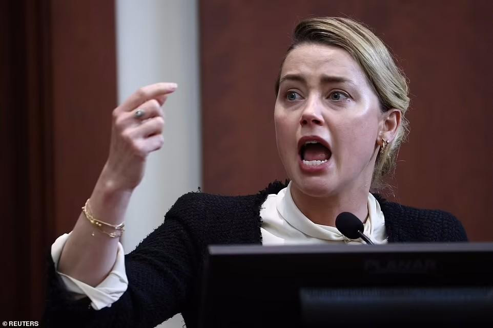 Amber Heard ra tòa làm chứng tố Johnny Depp bạo hành.