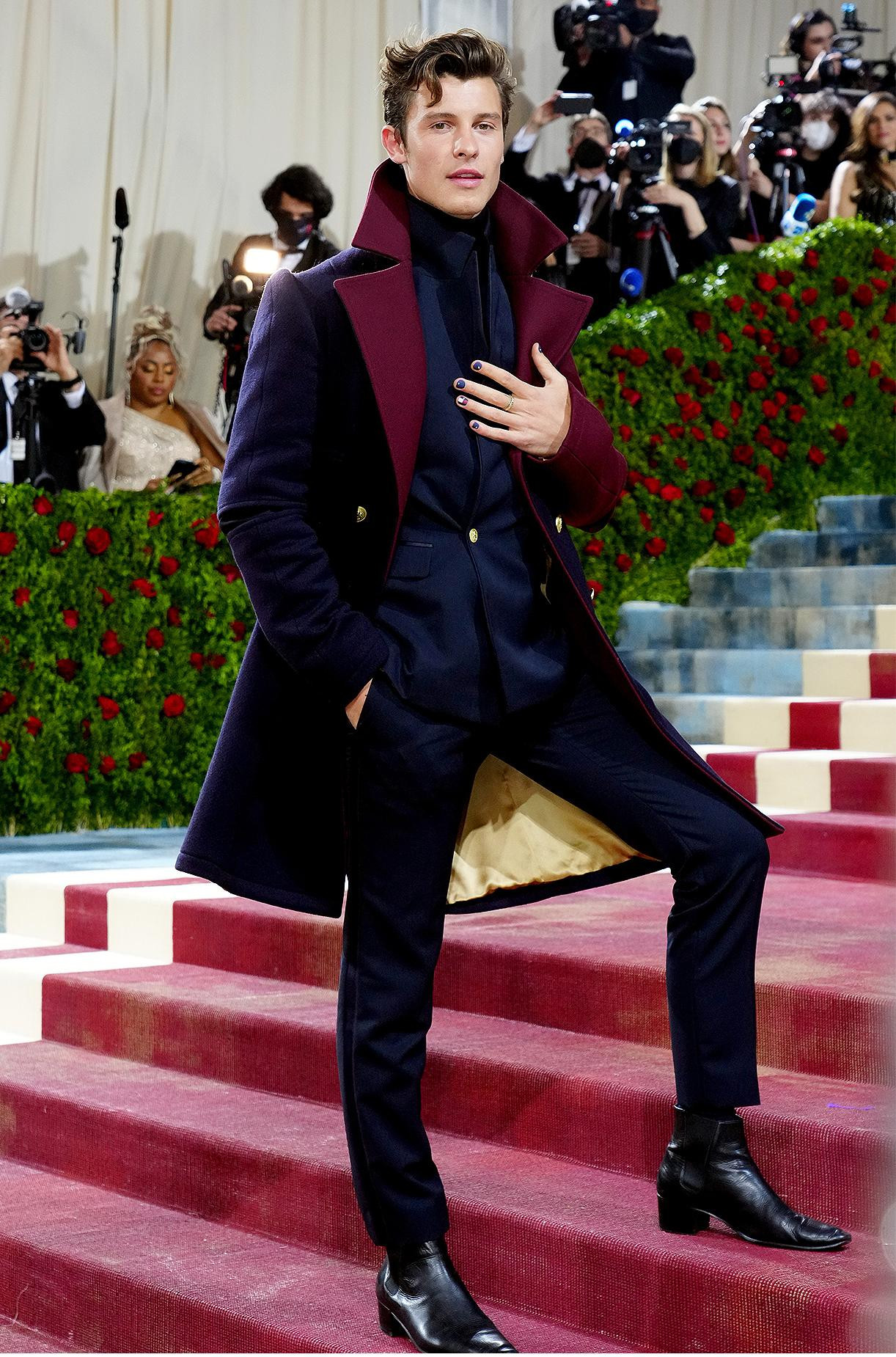 Nam ca sĩ Shawn Mendes toát lên vẻ quyền quý, quyến rũ của một hoàng tử.