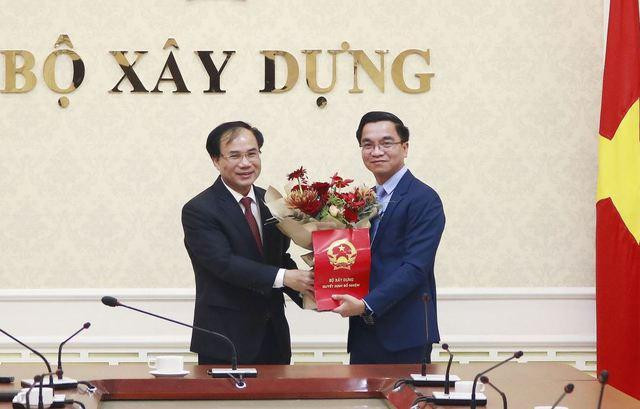 Thứ trưởng Nguyễn Văn Sinh trao quyết định và chúc mừng đồng chí Hà Huy Hà. Ảnh: Báo Chính phủ Thứ trưởng Nguyễn Văn Sinh trao quyết định và chúc mừng đồng chí Hà Huy Hà. Ảnh: Báo Chính phủ