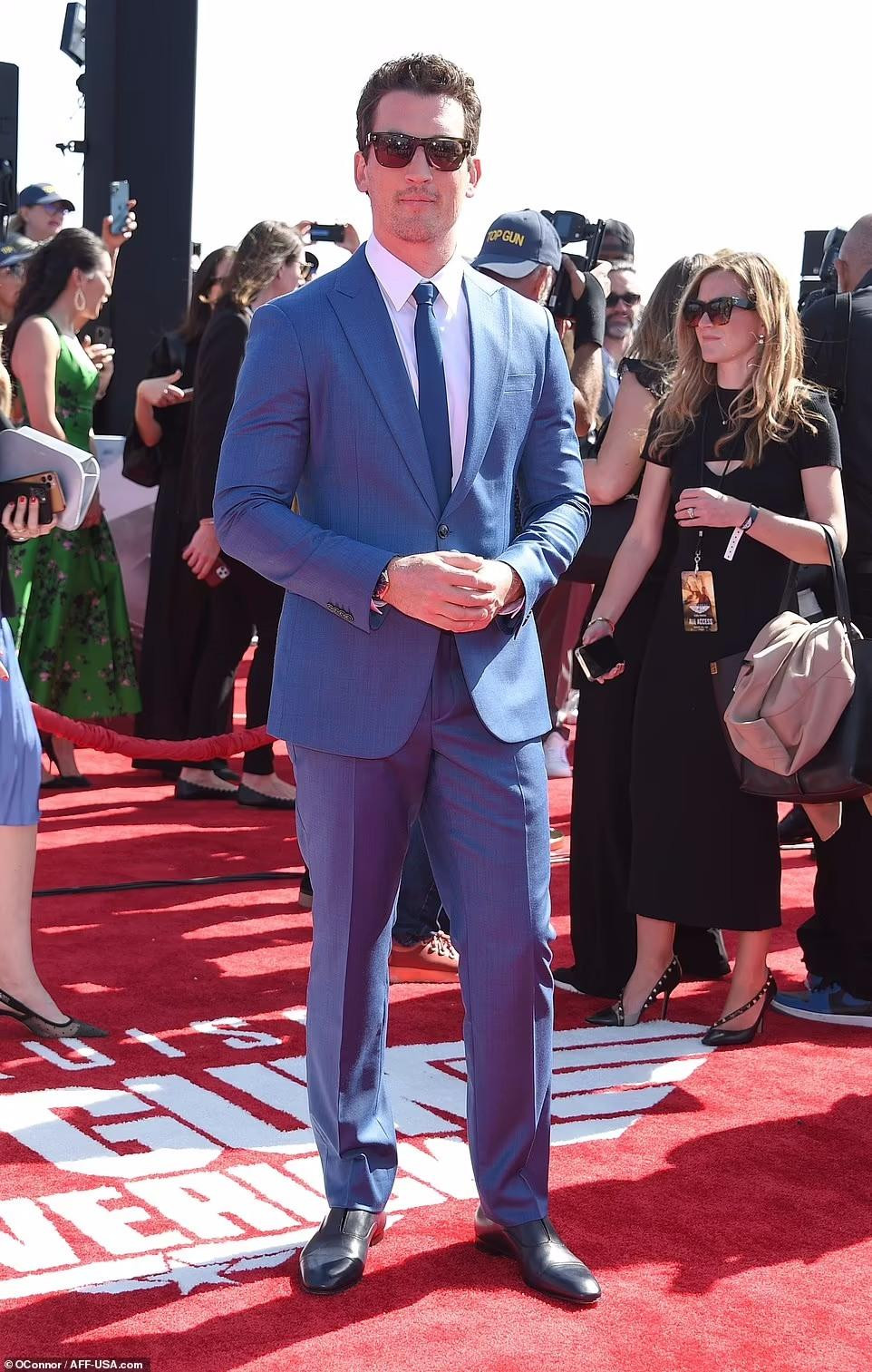 Miles Teller thủ vai con trai của Goose, do Anthony Edwards thủ vai trong Top Gun năm 1986, là đồng đội cũ của Maverick không may qua đời trong một bài huấn luyện bay.