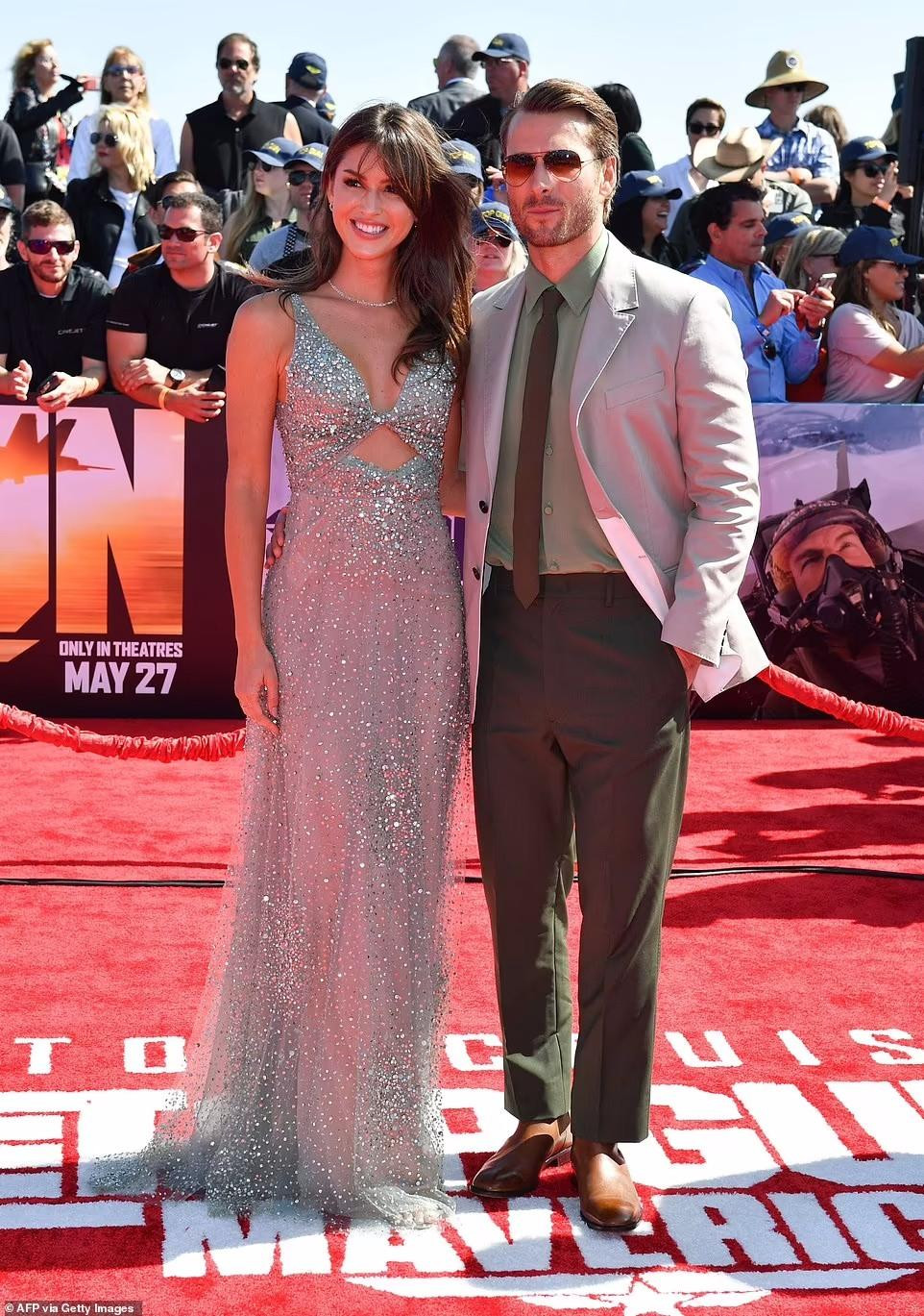 Nam diễn viên Glen Powell dự thảm đỏ cùng bạn gái Gigi Paris.