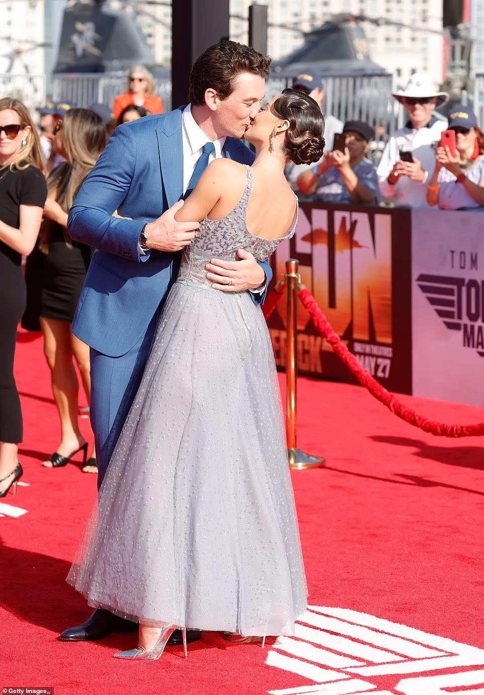 Cặp vợ chồng có khoảnh khắc "khóa môi" nồng nàn trên thảm đỏ.