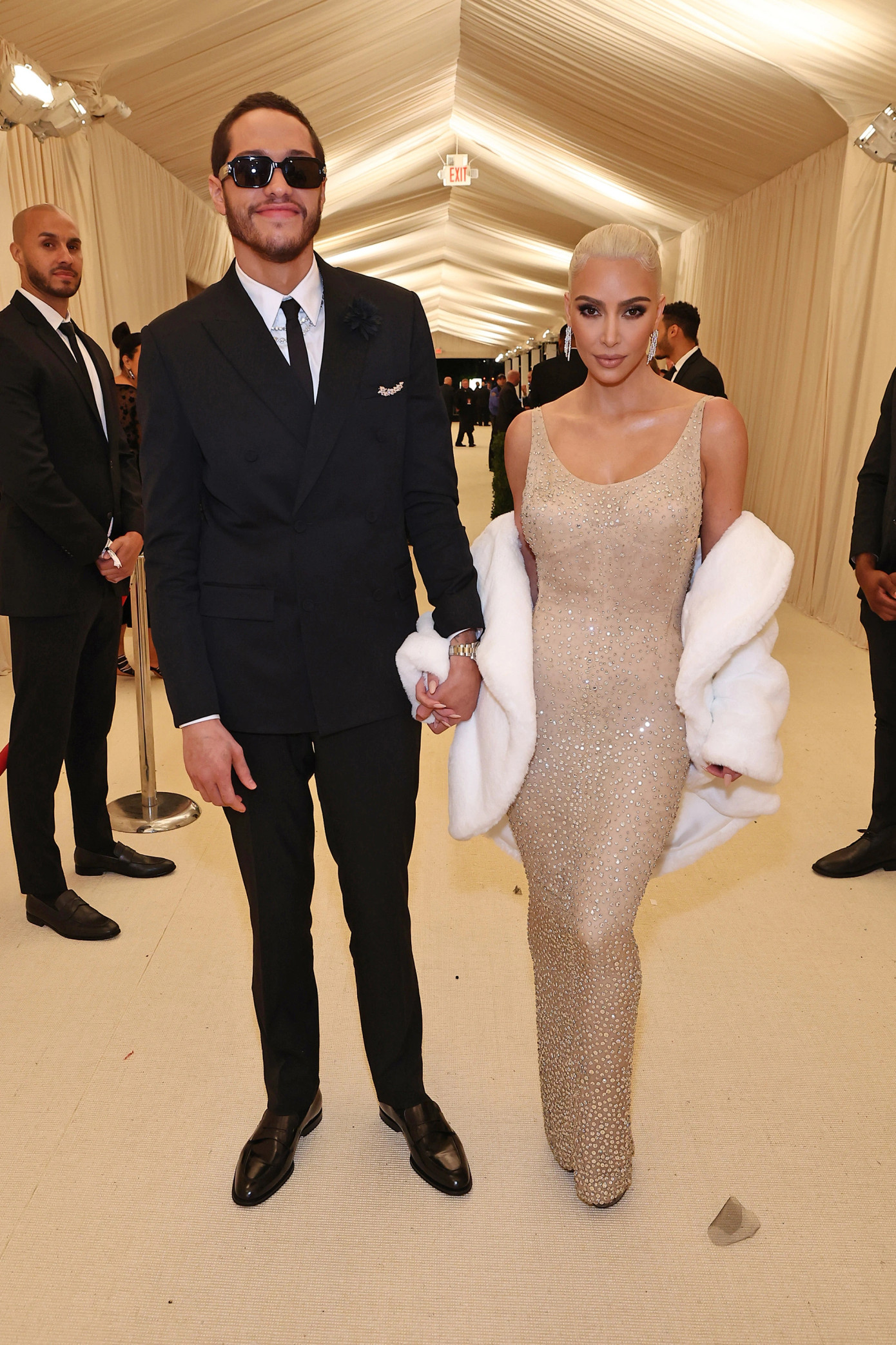 Trong sự kiện Met Gala 2022 diễn ra tối ngày 2/5 (giờ địa phương) ở New York, Kim Kardashian sánh đôi cùng tình trẻ Pete Davidson. Cặp đôi "chị - em" nắm chặt tay nhau trong lần thứ hai xuất hiện cùng nhau trên thảm đỏ một sự kiện công khai.
