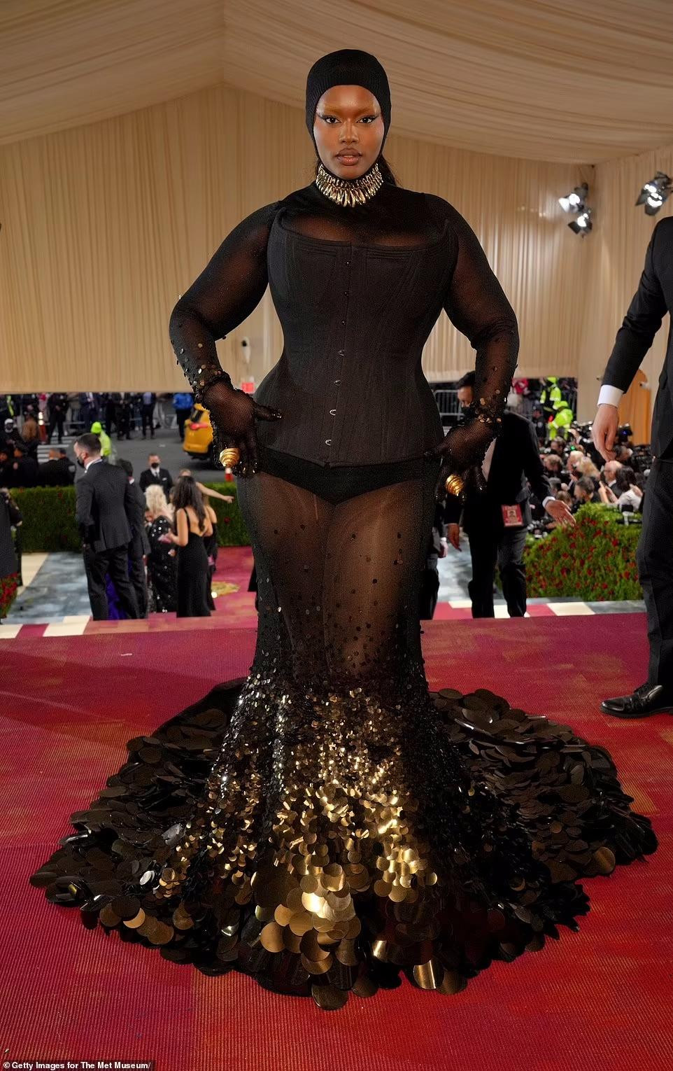 Người mẫu Precious Lee khá đúng chủ đề, nhưng không đẹp mắt.