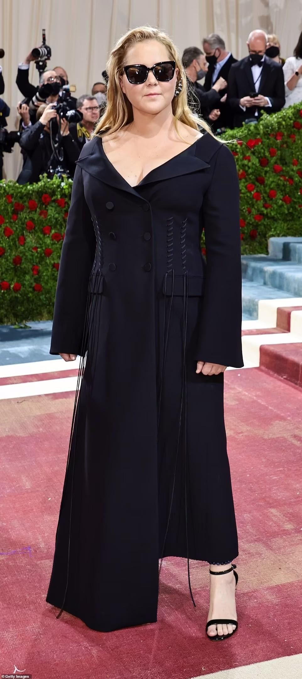 Amy Schumer nhạt nhòa và ủ rũ.