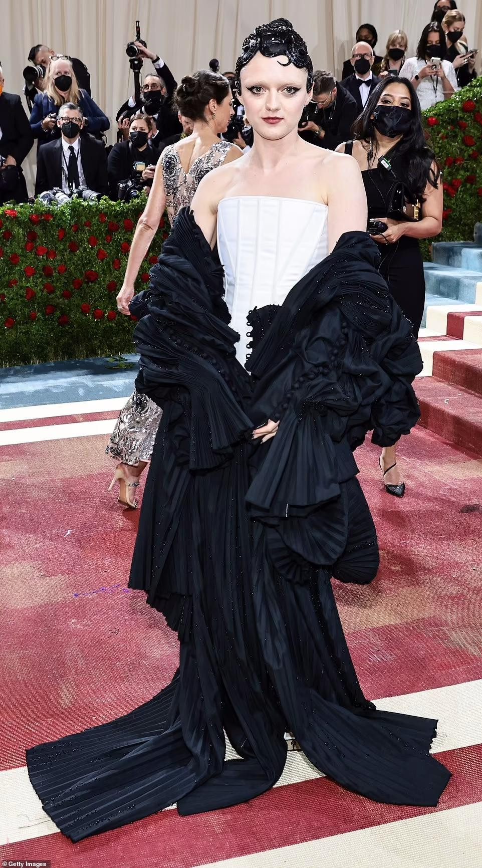 Ngôi sao "Game of Thrones" Maisie Williams trông rất kỳ lạ.