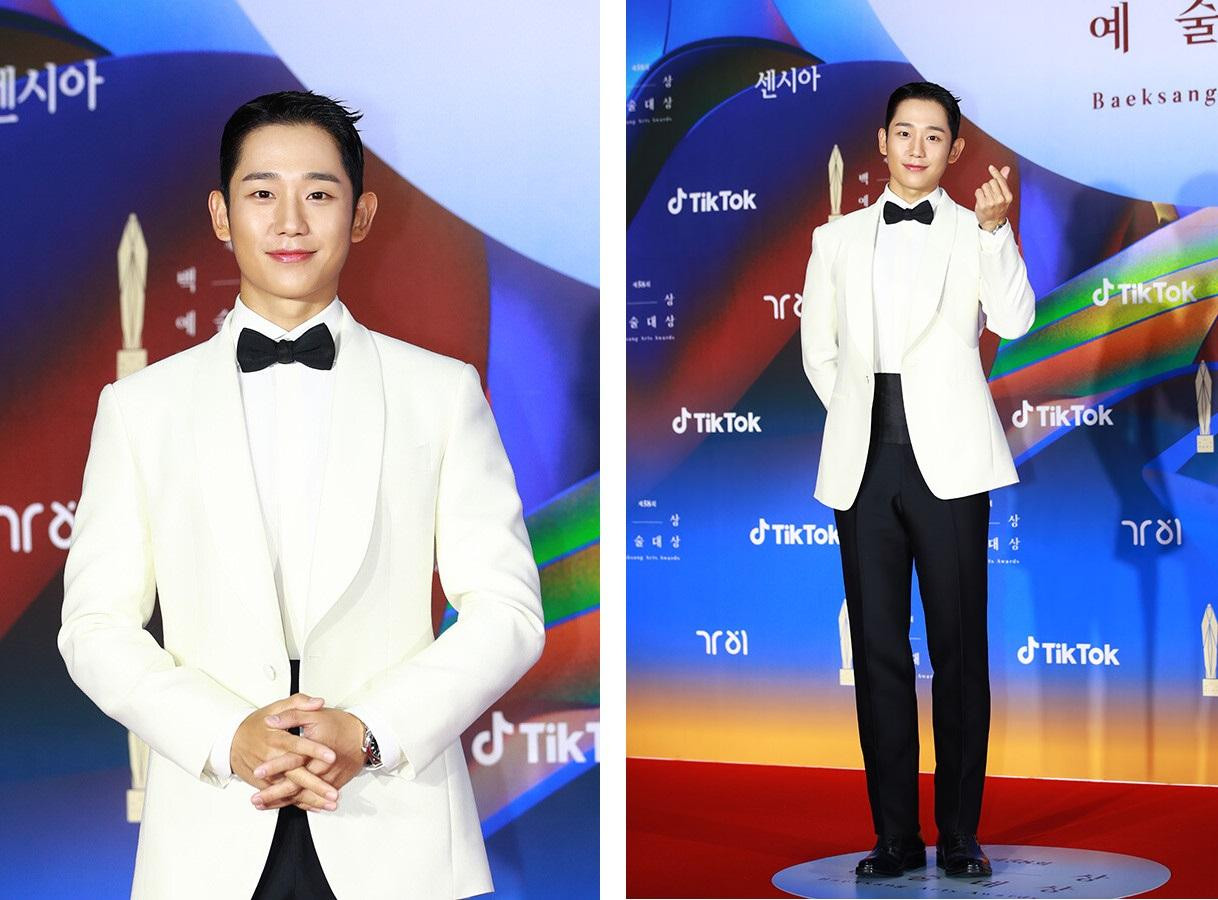 Jung Hae In khiến dân mạng mê mẩn với vẻ lịch lãm, điển trai trong bộ vest trắng đính nơ đen. Anh được đề cử ở hạng mục “Nam diễn viên chính xuất sắc nhất - mảng truyền hình” cho vai diễn trong "D.P".