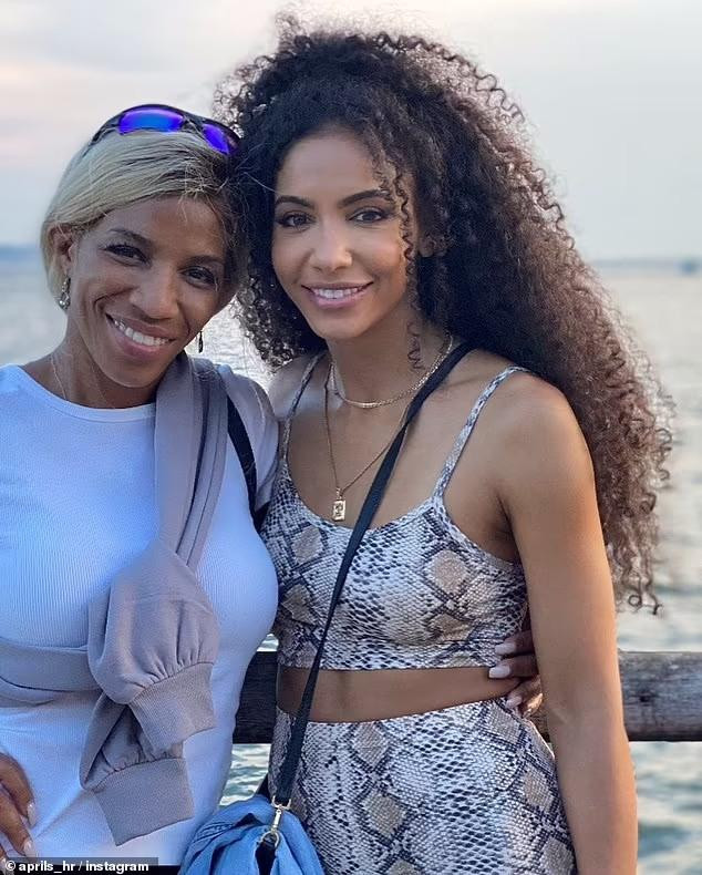 Cheslie Kryst đã gửi cho mẹ tin nhắn cuối cùng trước khi nhảy lầu tự tử.