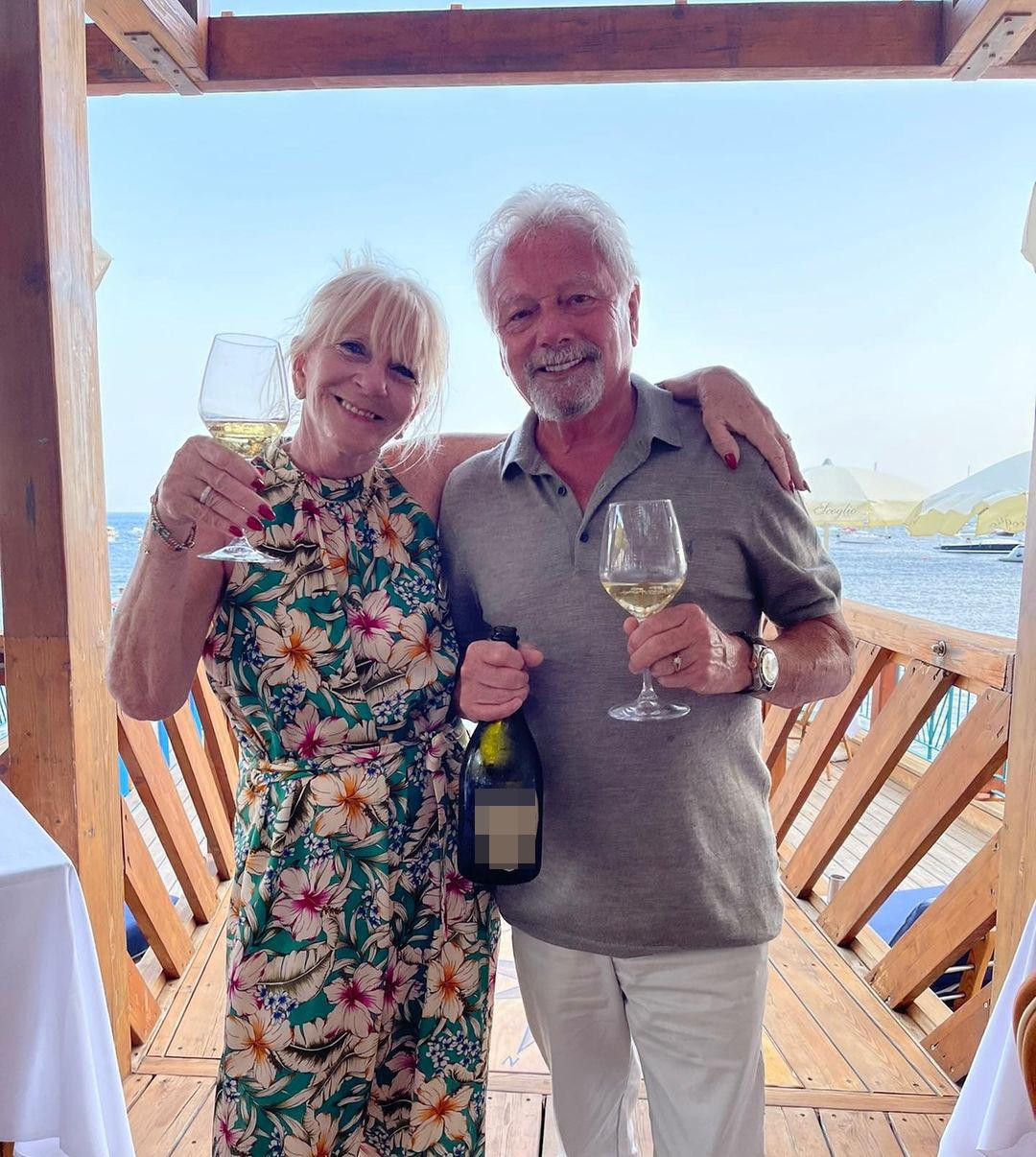 David Beckham nhắn gửi những lời yêu thương đến những “người mẹ” quan trọng nhất với anh, là bà xã Victoria Beckham, mẹ ruột Sandra Beckham và mẹ vợ Jackie Adams.