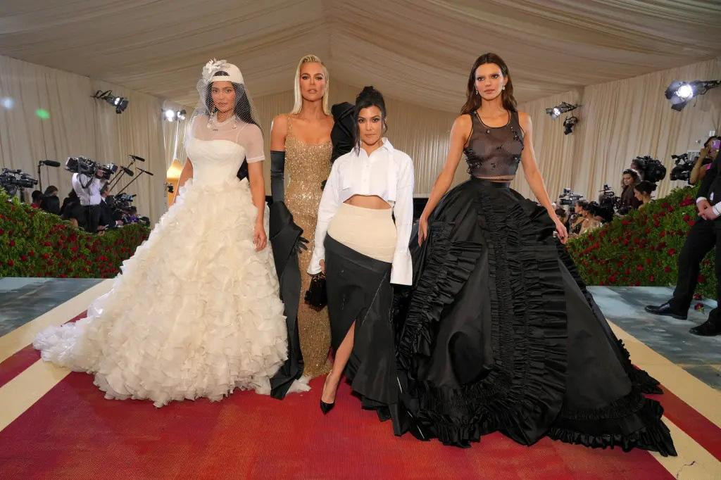 Met Gala 2022 là lần đầu tiên gần như toàn bộ gia đình Kardashian-Jenner cùng được Tổng Biên tập Vogue, bà Anna Wintour, gửi giấy mời dự "đại tiệc thời trang" lớn nhất hành tinh. Theo Page Six, ở thời điểm hiện tại, không ai sở hữu sức mạnh văn hóa đại chúng lớn hơn gia đình Kardashian-Jenner.
