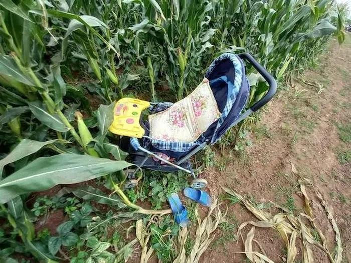Xe đẩy em bé cùng dép của chị T. và con để lại trên bờ sông. Ảnh: BGT Xe đẩy em bé cùng dép của chị T. và con để lại trên bờ sông. Ảnh: BGT