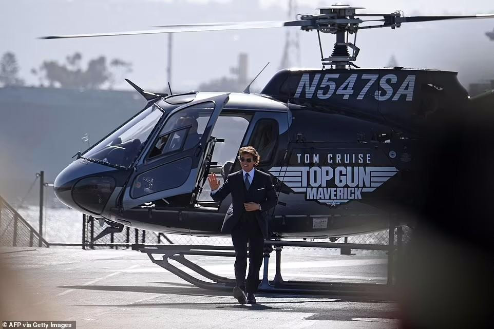 Với tư cách là ngôi sao chính của phim, Tom Cruise biết cách biến mình thành tâm điểm chú ý khi bước xuống từ chiếc trực thăng màu đen có in dòng chữ "Tom Cruise Top Gun: Maverick", vẫy chào mọi người trong bộ Âu phục bảnh bao.
