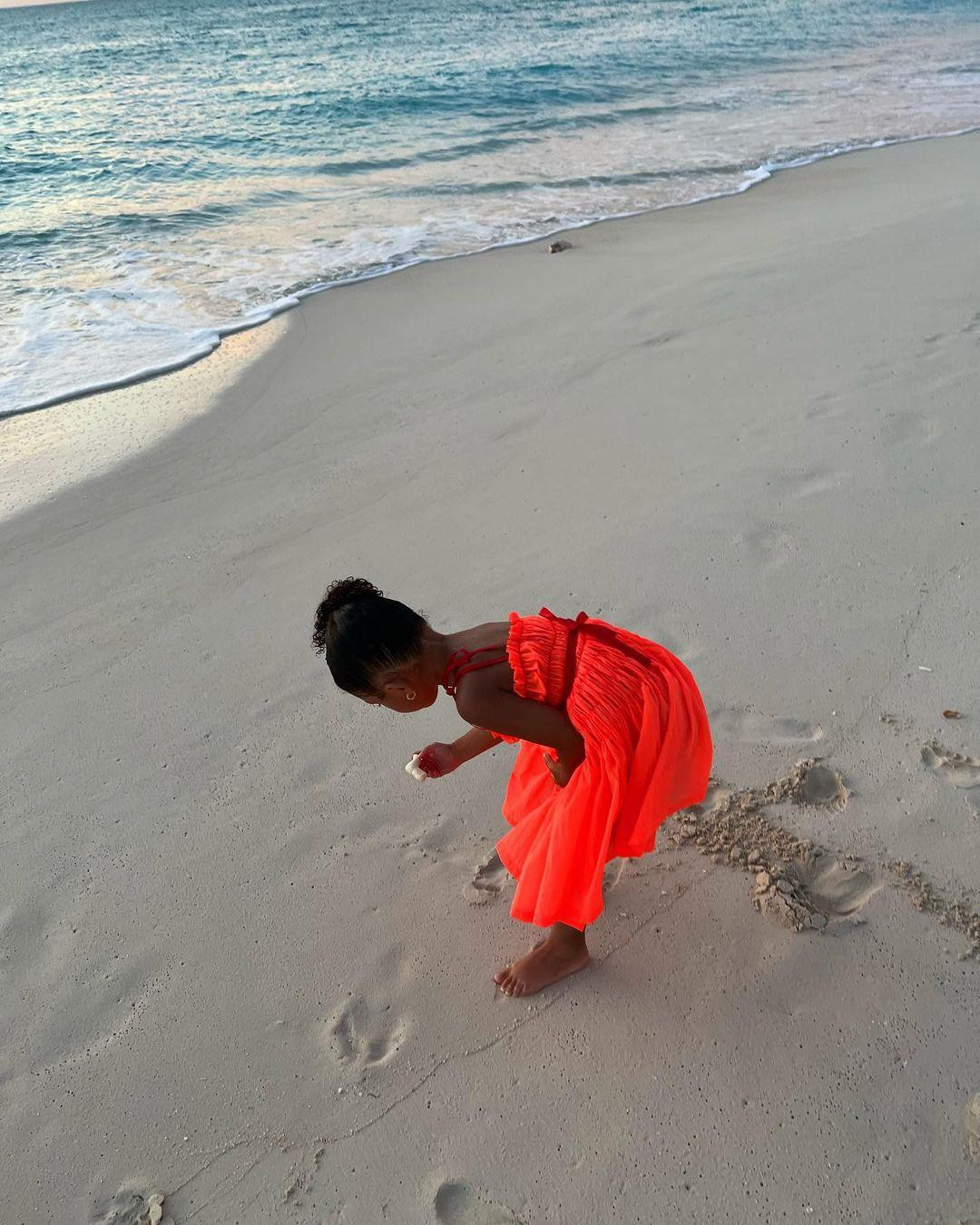 Trong Ngày của Mẹ, Kylie Jenner lại nói lên suy nghĩ về việc làm mẹ từ khi còn rất trẻ: “Là một bà mẹ trẻ có nghĩa là chúng ta gặp nhau sớm hơn một chút và mẹ sẽ yêu con lâu hơn một chút”.