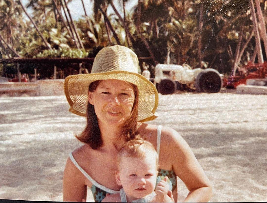 Trên Instagram cá nhân, Nicole Kidman đăng bức ảnh cũ chụp với mẹ ruột trong chuyến đi đến Hawaii khi “Thiên nga nước Úc” còn là cô bé nhỏ xíu được bế trên tay. “Chúc mừng Ngày của Mẹ nhé mẹ yêu và chúc tất cả những người mẹ trên thế giới ngày một Ngày của mẹ hạnh phúc”, cô chia sẻ.