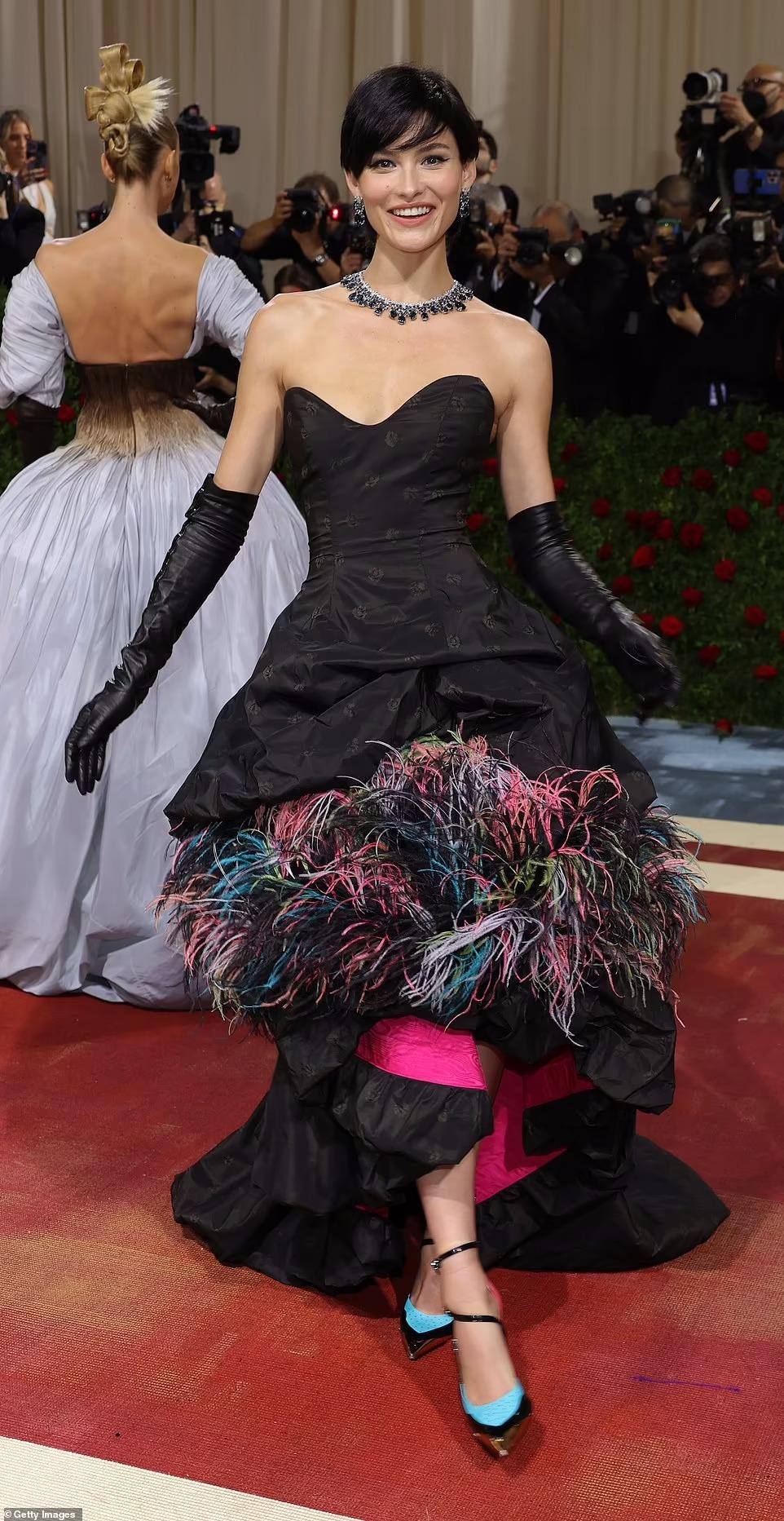 Người mẫu 25 tuổi Grace Elizabeth cũng không thoát mác "thảm họa" vì phần chân váy thiếu thẩm mỹ.