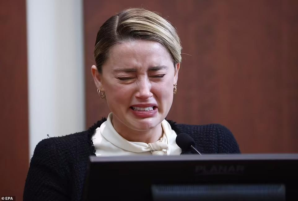 Nữ diễn viên 8x vừa khóc vừa kể lại vụ bị bạo hành ở Úc năm 2015.