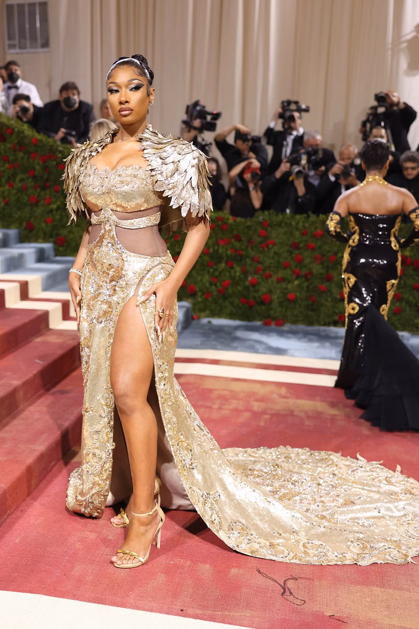 Megan Three Stallion trông vương giả và lộng lẫy trong bộ đầm như dát vàng.