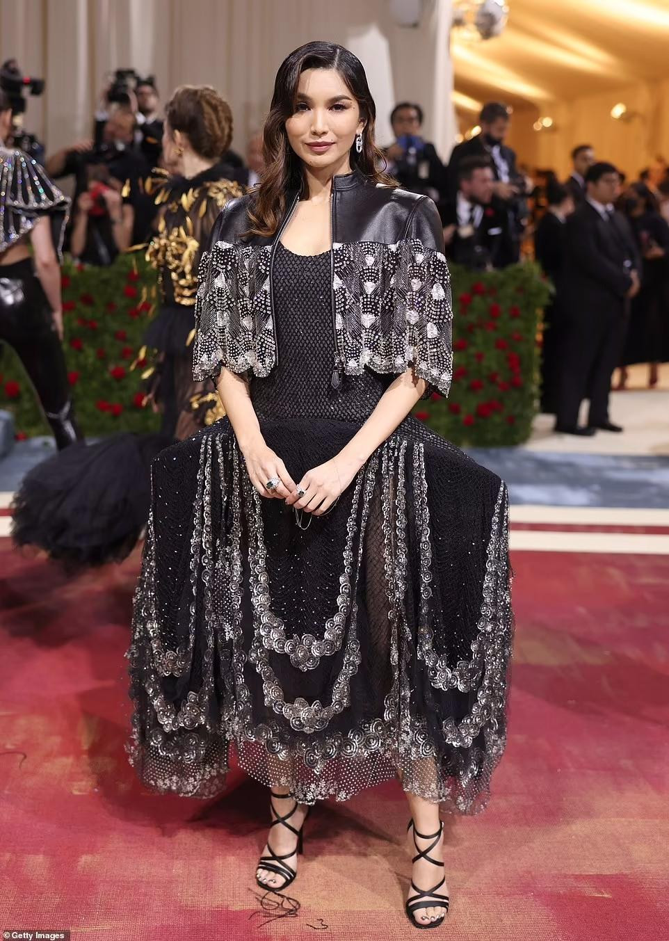 Daily Mail đánh giá, bộ cánh của ngôi sao "Con nhà siêu giàu châu Á" Gemma Chan có kết cấu lạ mắt nhưng không thẩm mỹ.