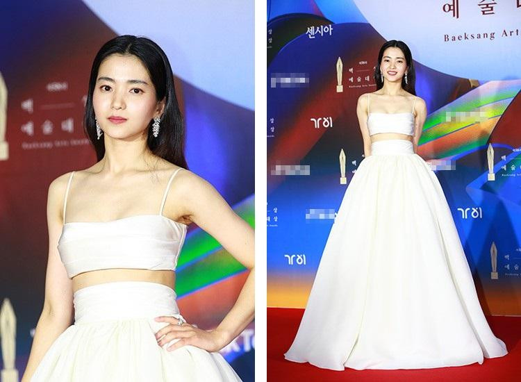 Kim Tae Ri được khen ngợi trẻ trung và rạng rỡ trong set váy lụa, gồm áo crop-top và chân váy dài bồng bềnh. Mỹ nhân phim 18+ giành được giải "Nữ diễn viên chính xuất sắc nhất - mảng truyền hình" cho vai diễn nhà vô địch đấu kiếm trong "Twenty Five, Twenty One".