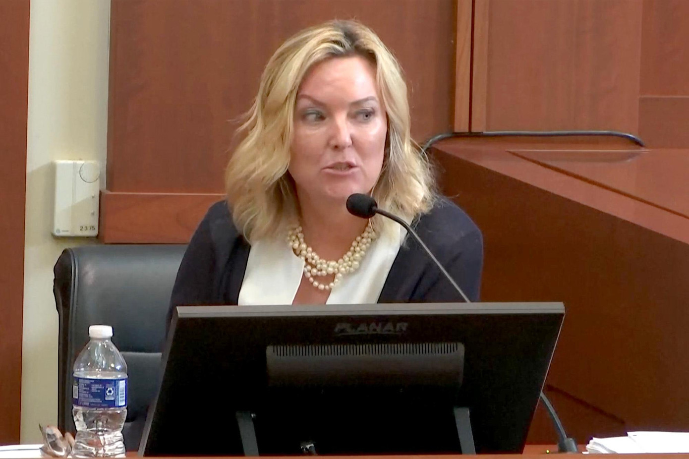 Nhân chứng đầu tiên do Amber Heard mới, bác sĩ tâm lý Dawn Hughes. Nhân chứng đầu tiên do Amber Heard mới, bác sĩ tâm lý Dawn Hughes.