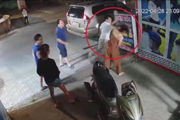 Người đàn ông tát mạnh vào mặt cô gái được camera an ninh ghi lại.