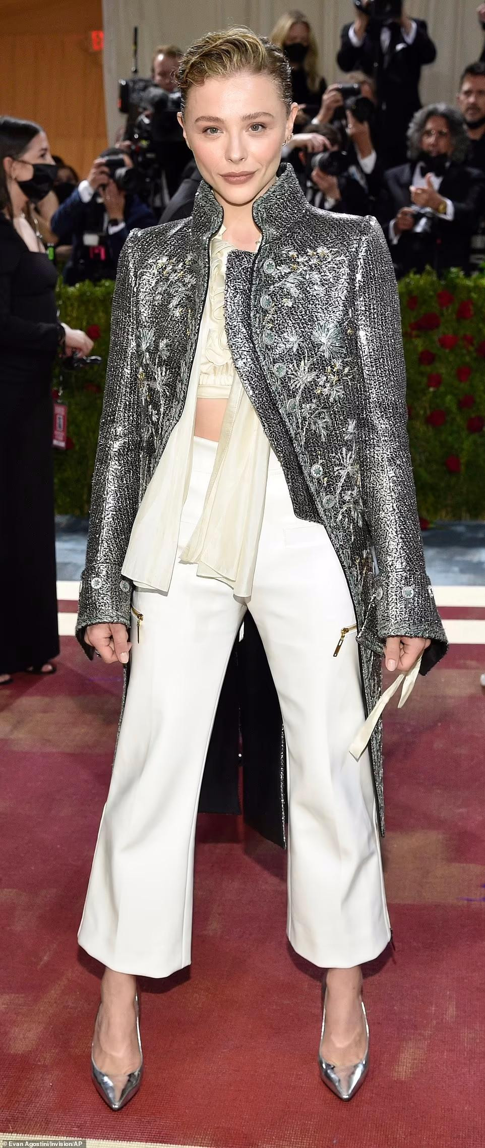 Tình cũ của Brooklyn Beckham, Chloe Grace Moretz, kết hợp trang phục không hợp lý.