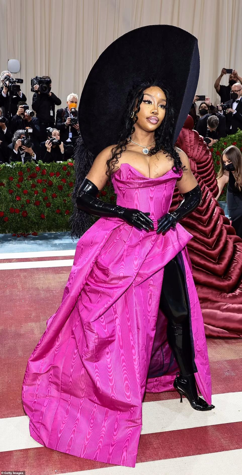 SZA không được đánh giá cao về sự kết hợp trang phục.