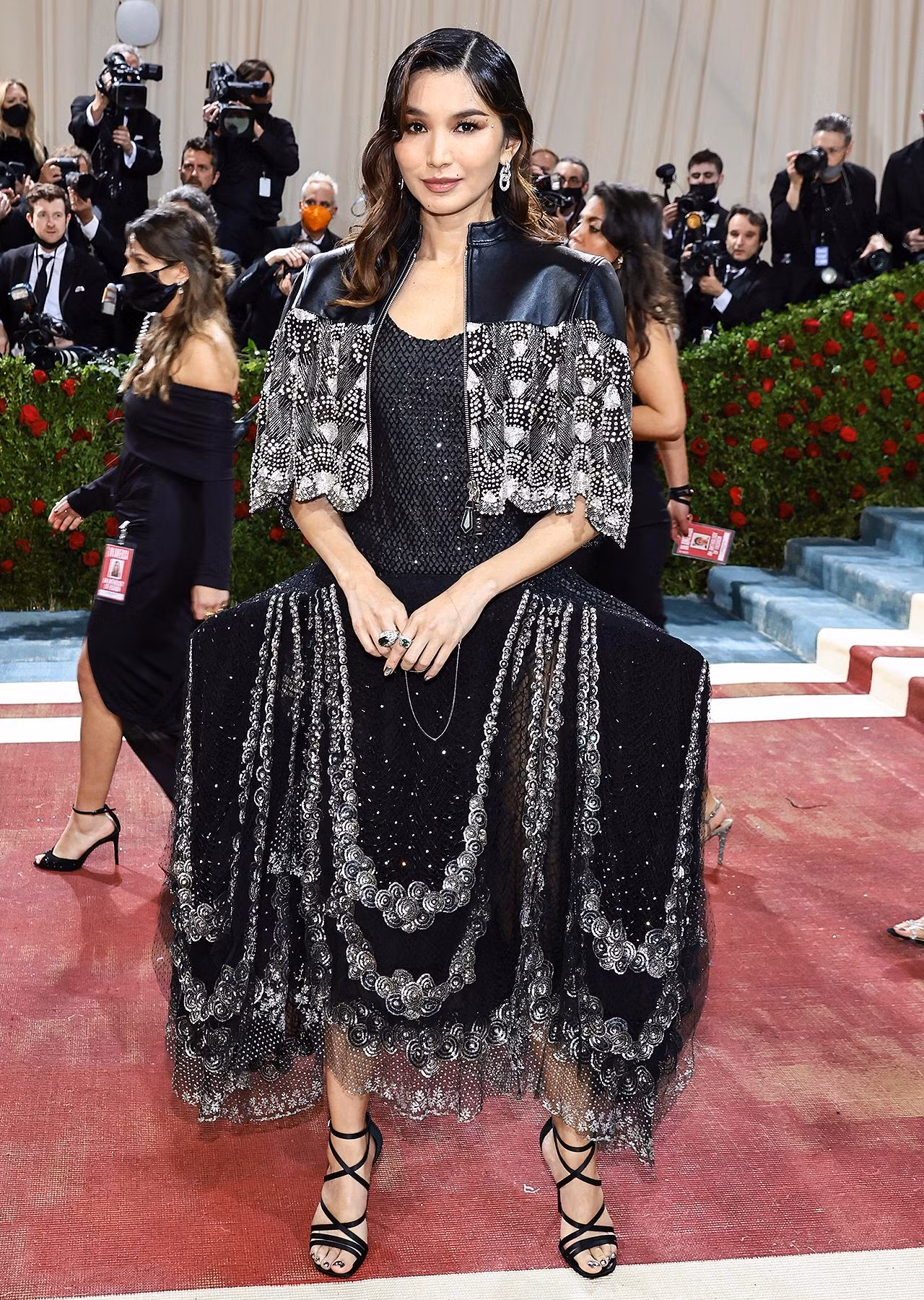 Ngôi sao "Con nhà siêu giàu châu Á" Gemma Chan tôn vinh phong cách thiết kế đưa cấu trúc vào thời trang.