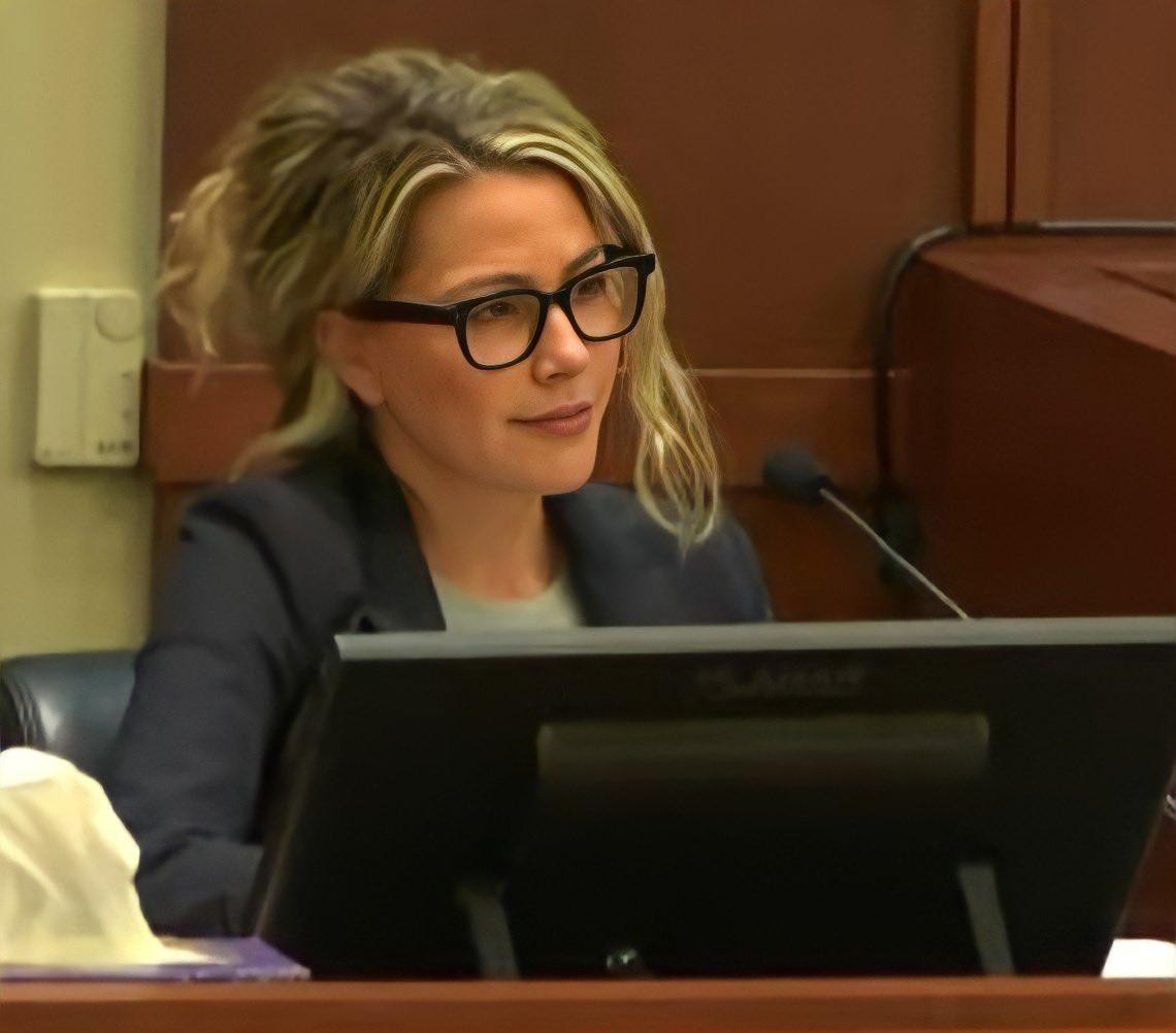 Nữ bác sĩ tâm lý Shannon Curry tại phiên tòa xét xử vụ kiện phỉ báng giữa Johnny Depp và Amber Heard.