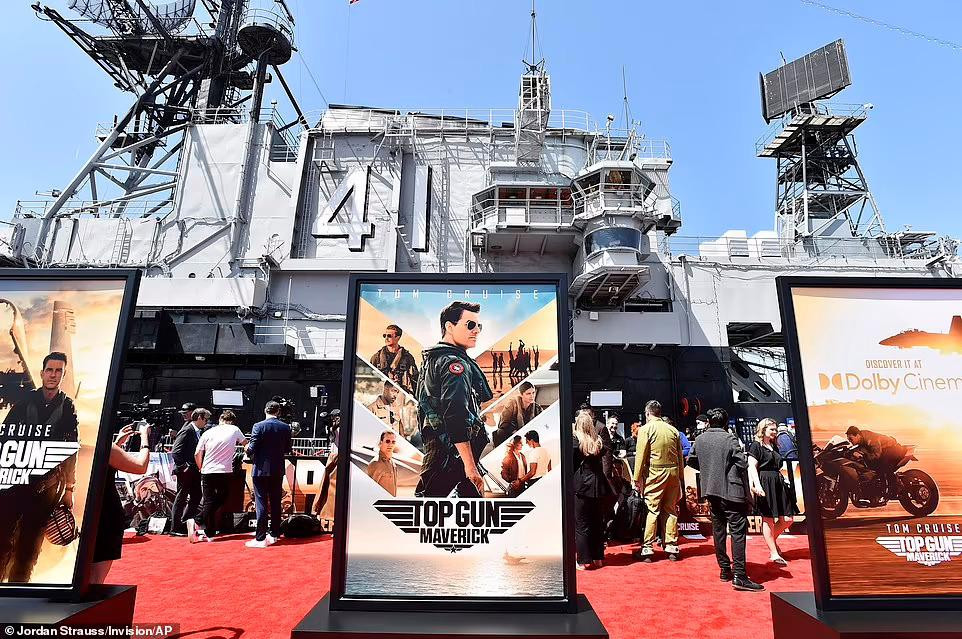 Chiều ngày 4/5, buổi ra mắt một trong những siêu phẩm hành động được mong chờ nhất năm "Top Gun: Maverick" chính thức diễn ra trên một chiếc USS Midway, tàu sân bay mang tính biểu tượng của Hải quân Mỹ, tại cảng San Diego, California.