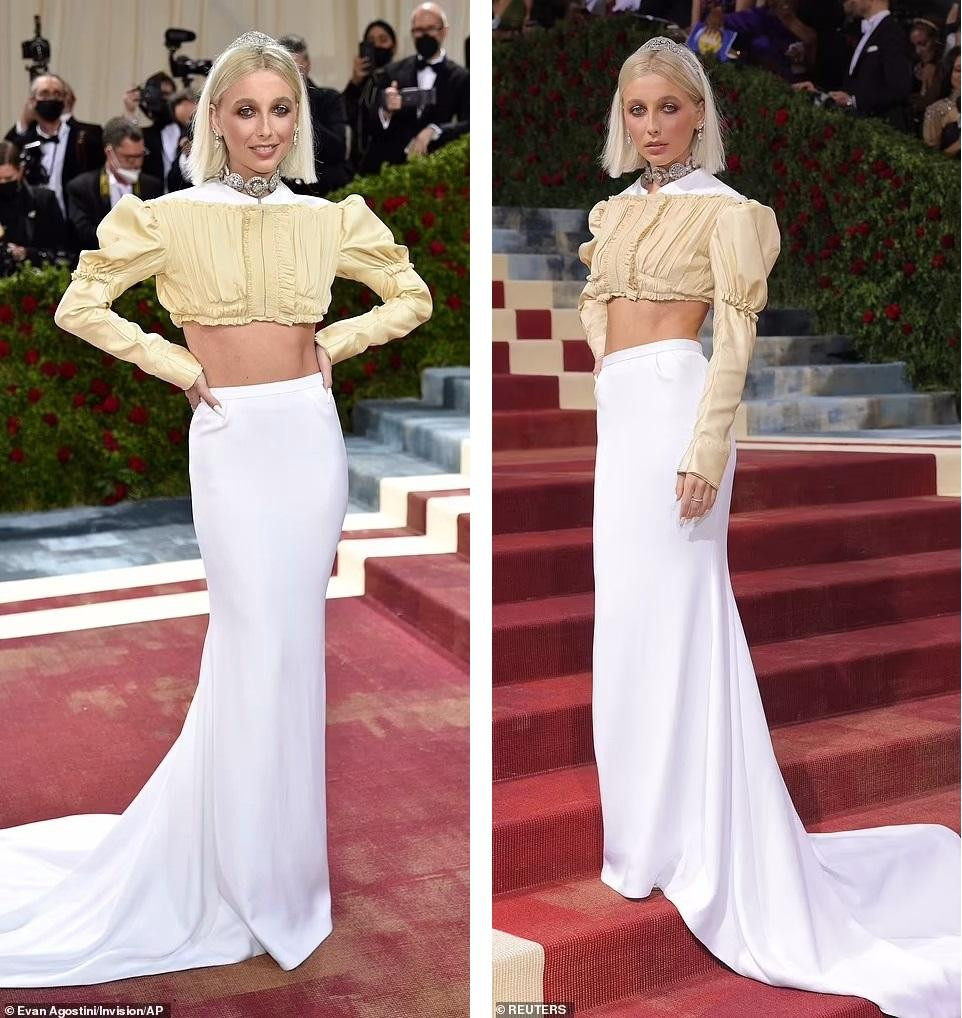 Ngôi sao mạng xã hội Emma Chamberlain "ghi điểm" với chân váy trắng dáng đuôi cá, nhưng chiếc áo crop-top lại không ăn nhập với tổng thể.