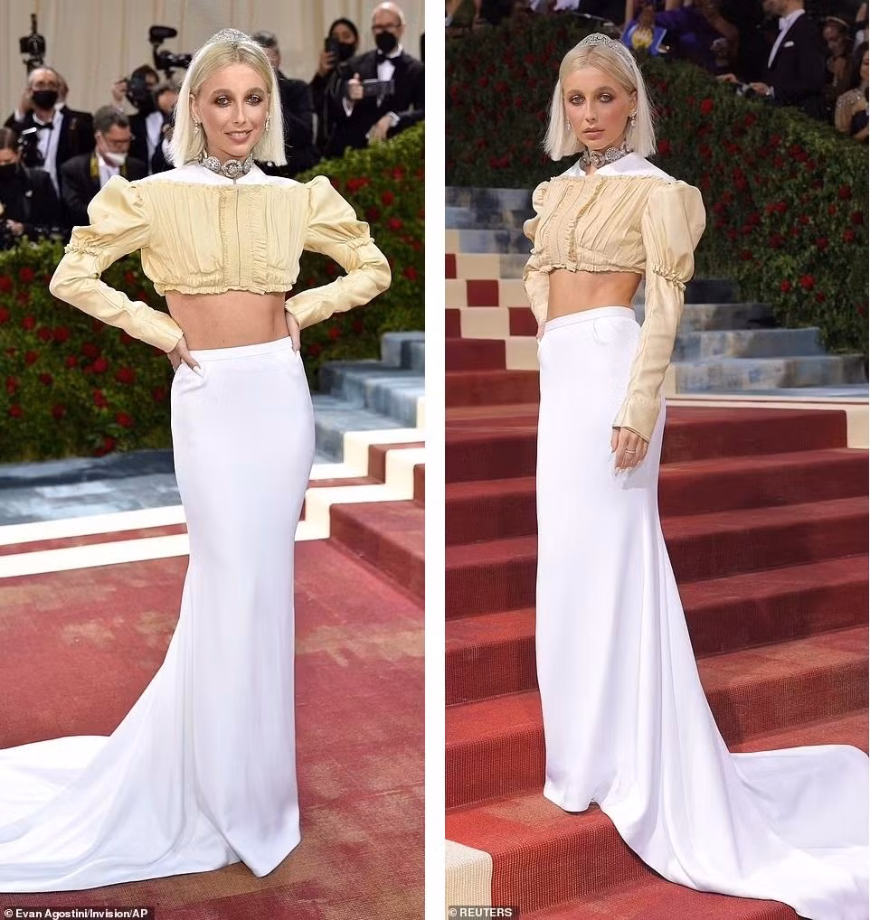 Ngôi sao mạng xã hội Emma Chamberlain "ghi điểm" với chân váy trắng dáng đuôi cá, nhưng chiếc áo crop-top lại không ăn nhập với tổng thể.