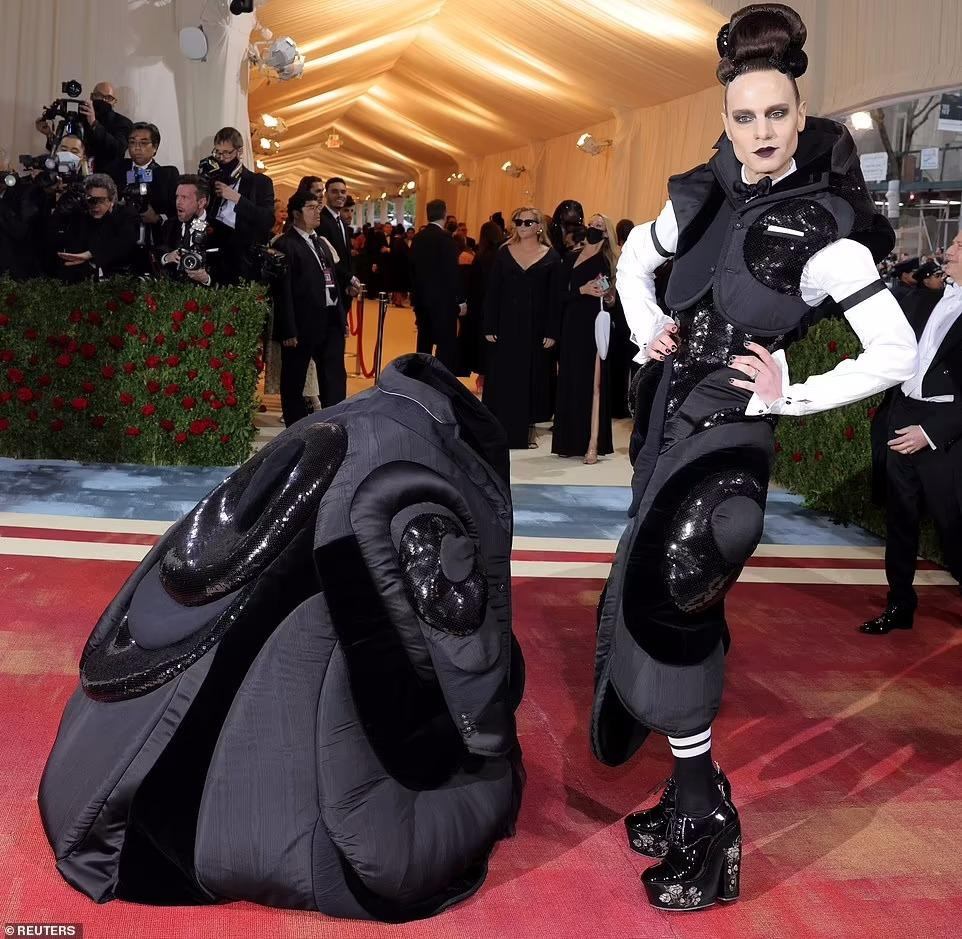 Nhà sản xuất nhà hát Jordan Roth trông như một người ngoài hành tinh xâm chiếm Trái đất.