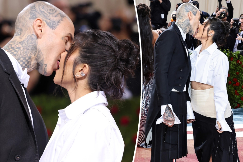 Đôi tình nhân còn khiến người nhìn "nóng mặt" với màn "khóa môi" nồng cháy.