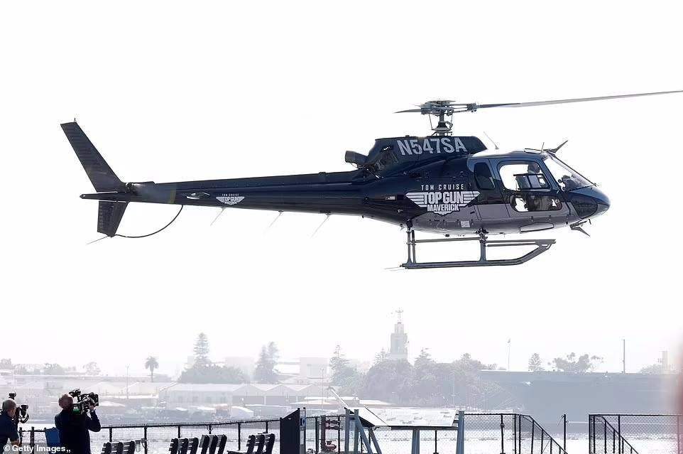 Tài tử sinh năm 1962 đã tự mình điều khiển trực thăng đến sự kiện. Được biết, Tom có bằng lái trực thăng từ năm 1994 để có thể thực hiện những pha mạo hiểm trên không cả trong phim lẫn ngoài đời.