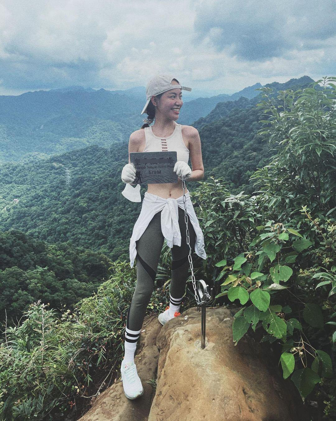 Bí quyết giúp nữ diễn viên 9x sở hữu được thân hình cân đối, quyến rũ là nhờ chăm chỉ rèn luyện thể dục, thể thao.