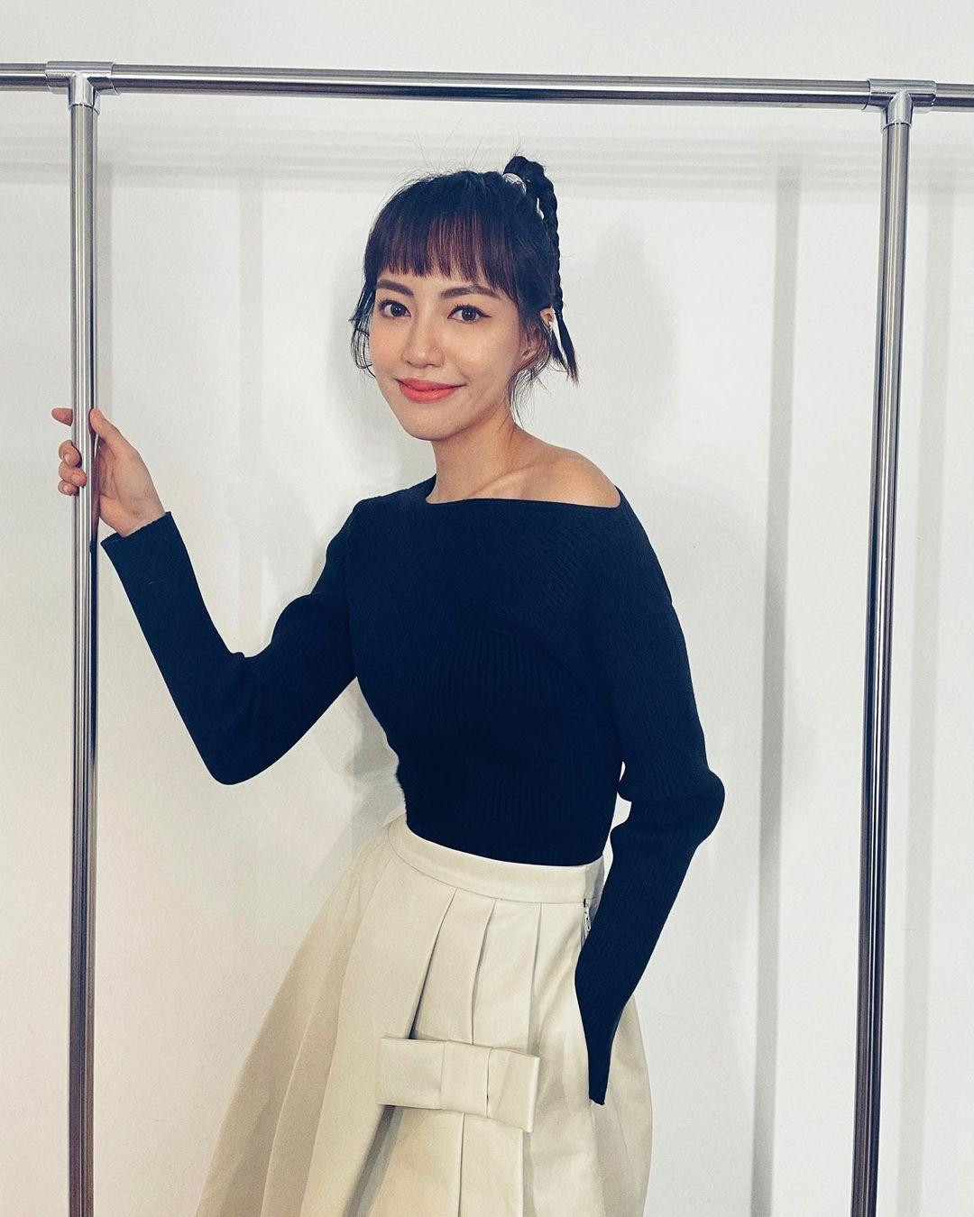 Phong cách thời trang của Tiêu Mạn Đình thiên về trẻ trung, năng động vẫn giữ được nét nữ tính, quyến rũ.