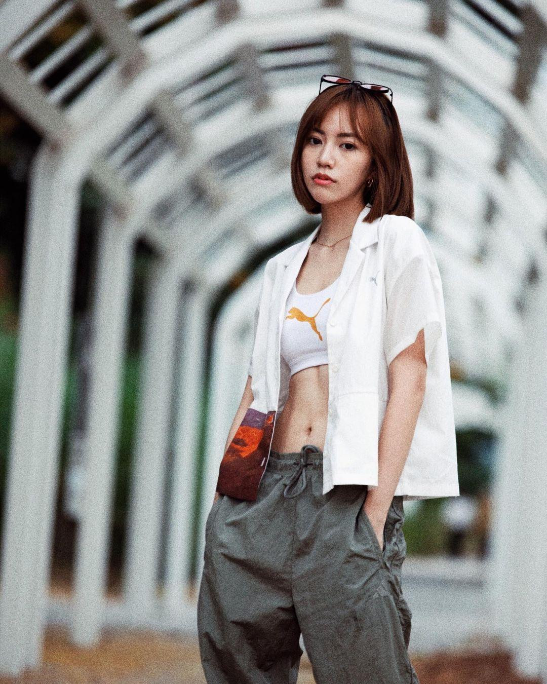 Vòng hai săn chắc, nổi rõ cơ khiến không ít người phải ghen tỵ.