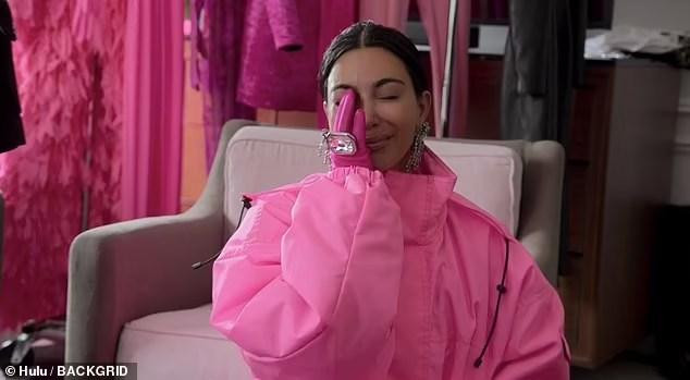 Nam ca sĩ cũng mỉa mai những giọt &quot;nước mắt cá sấu&quot; của bạn gái cũ.