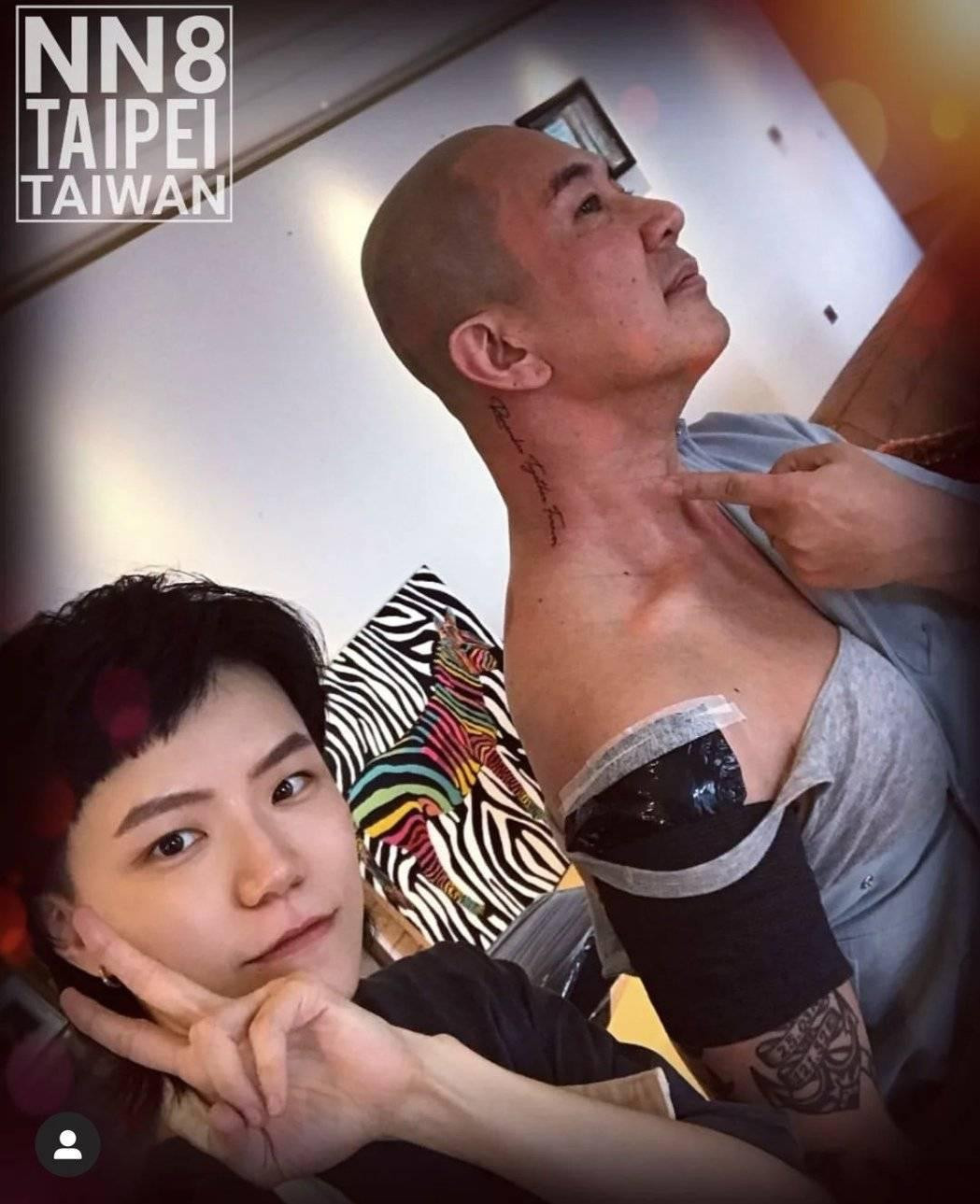 Một hình xăm khác bằng tiếng Anh dọc theo cổ. Một hình xăm khác bằng tiếng Anh dọc theo cổ.