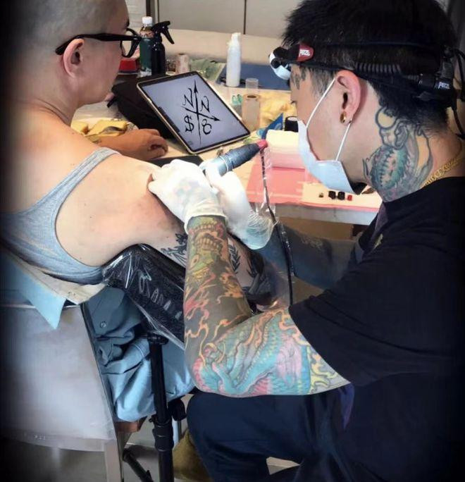 DJ Koo đi xăm hình ở Đài Bắc. DJ Koo đi xăm hình ở Đài Bắc.