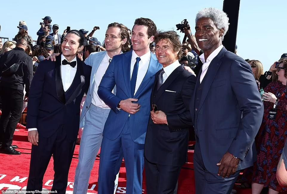 Khi đứng cạnh các đồng nghiệp trẻ tuổi hơn, chồng cũ của Katie Holmes có phần lép vế về ngoại hình.