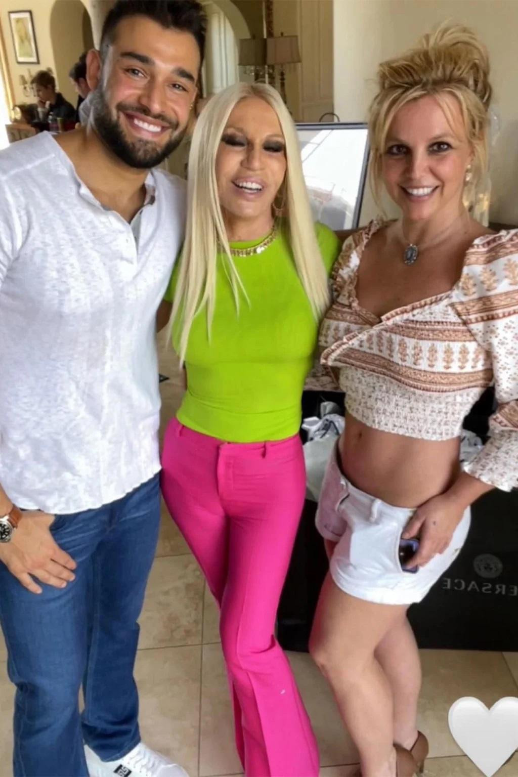 Nhà thiết kế Donatella Versace là người may váy cưới cho Britney.