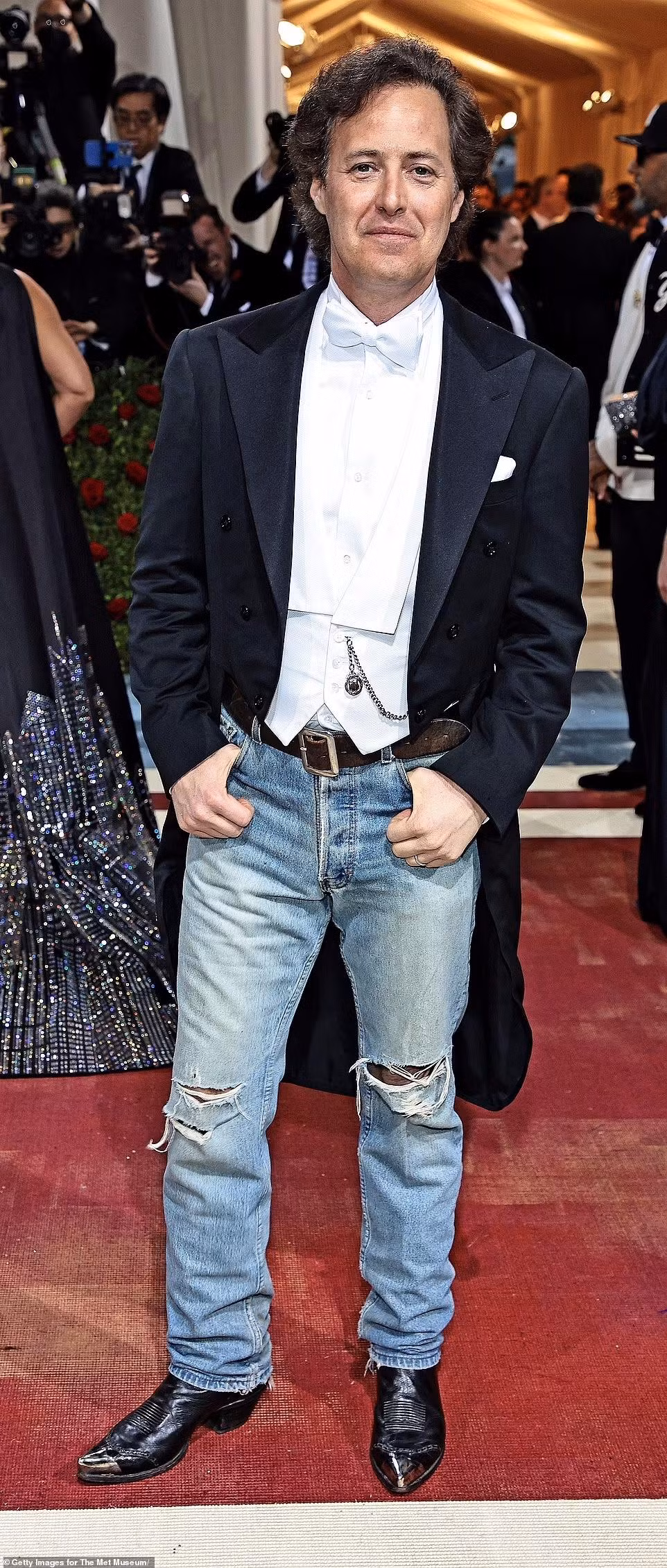 Điểm trừ lớn cho bộ đồ của doanh nhân David Lauren là phối áo tuxedo với quần jean rách gối.