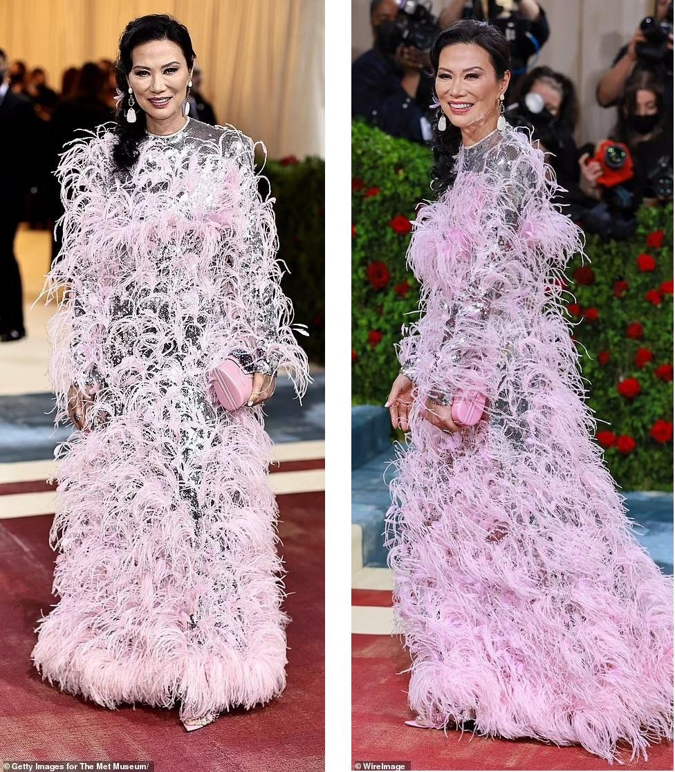 Nhà sản xuất Wendi Murdoc khiến người nhìn liên tưởng đến một con hồng hạc lạc vào thảm đỏ Met Gala.