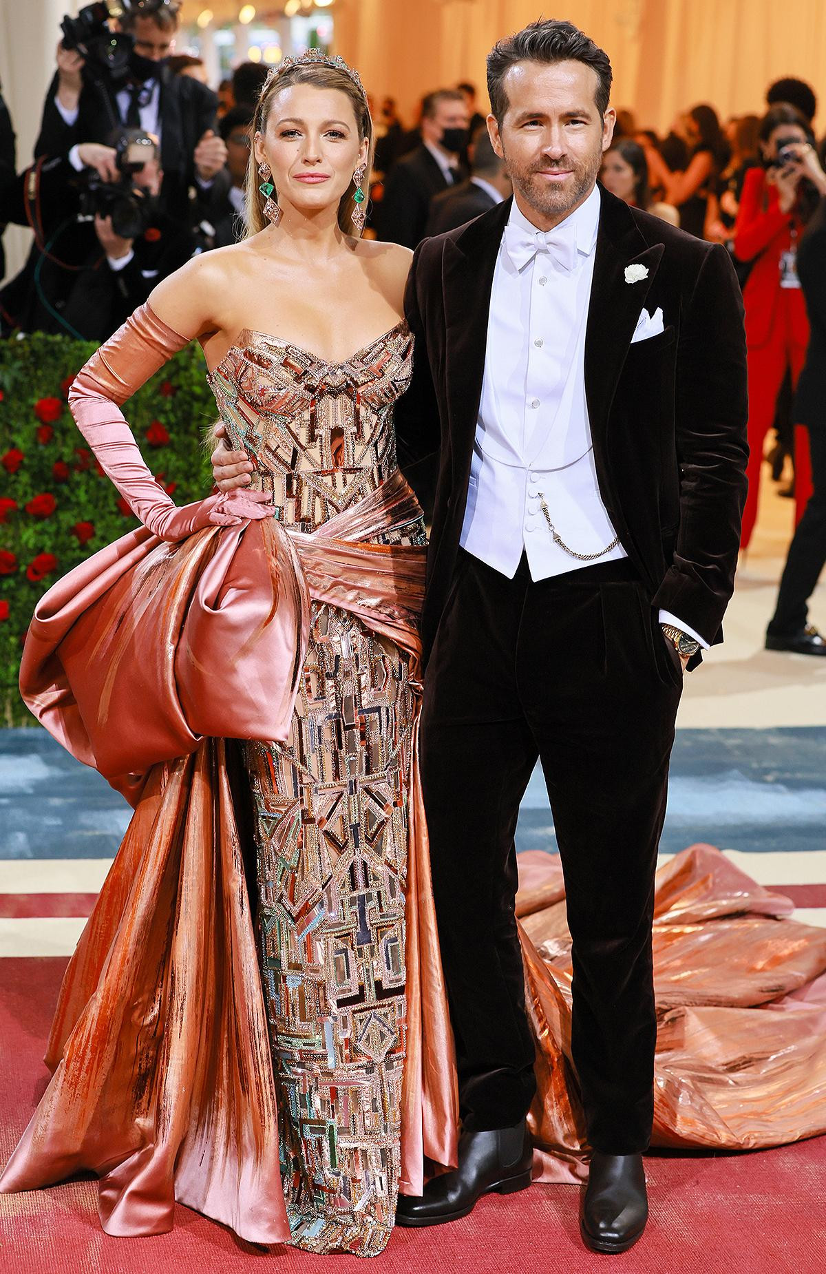 Nữ diễn viên "Gossip Girl" Blake Lively sánh đôi cùng ông xã Ryan Reynolds trên thảm đỏ Met Gala 2022. Cô được khen là một trong những bộ cánh đẹp nhất "đại tiệc thời trang" năm nay, làm bật được chủ đề "Gilded glamour" (tạm dịch: Hào quang mạ vàng).