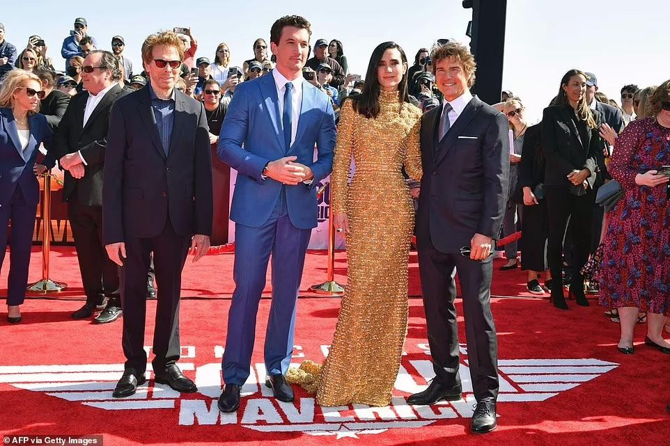 Trong ảnh, Tom chụp chung với nhà sản xuất người Mỹ Jerry Bruckheimer, nam diễn viên Miles Teller và người đẹp Jennifer Connelly.