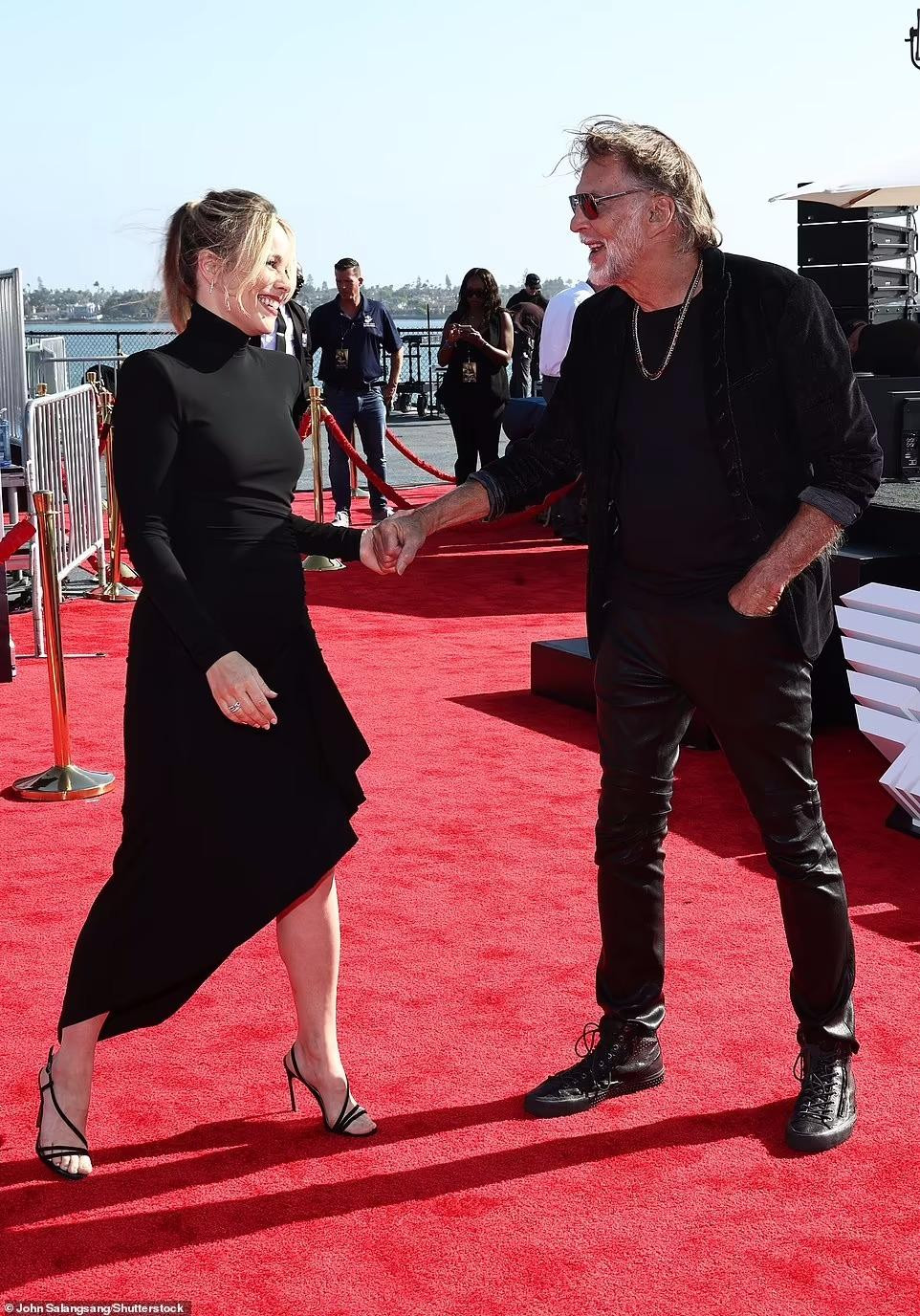 Nữ diễn viên sinh năm 1978 có màn tương tác vui vẻ với nam nghệ sĩ Kenny Loggins.