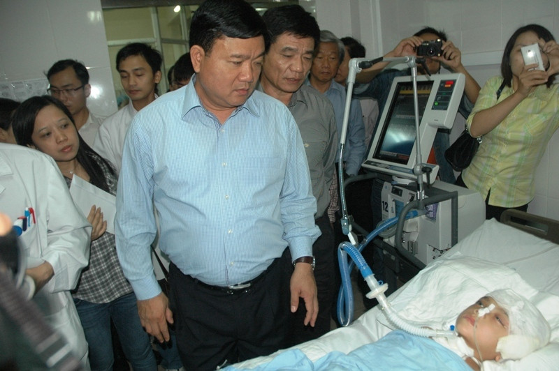 Có mặt tại Bệnh viện Việt Đức, Bộ trưởng Giao thông Vận tải, Phó Chủ tịch Ủy ban An toàn Giao thông Quốc gia Đinh La Thăng thăm nhiều trường hợp bệnh nhân tai nạn giao thông nặng. Trong ảnh là em Lê Đức Bảo, 5 tuổi, bị xe máy đâm, dập não khi cùng bà đi bộ sang nhà người quen