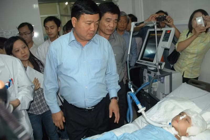 Có mặt tại Bệnh viện Việt Đức, Bộ trưởng Giao thông Vận tải, Phó Chủ tịch Ủy ban An toàn Giao thông Quốc gia Đinh La Thăng thăm nhiều trường hợp bệnh nhân tai nạn giao thông nặng. Trong ảnh là em Lê Đức Bảo, 5 tuổi, bị xe máy đâm, dập não khi cùng bà đi bộ sang nhà người quen